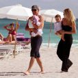 Lance Armstrong sur la plage avec sa femme Anna et leurs enfants Max et Olivia, à Miami le 30 novembre 2010