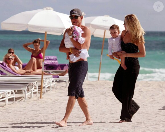 Lance Armstrong sur la plage avec sa femme Anna et leurs enfants Max et Olivia, à Miami le 30 novembre 2010