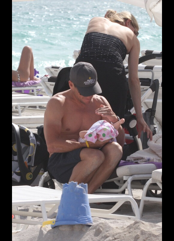 Lance Armstrong et sa femme Anna, ainsi que leurs enfants Max et Olivia, à la plage à Miami le 30 novembre 2010