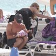 Lance Armstrong et sa femme Anna, ainsi que leurs enfants Max et Olivia, à la plage à Miami le 30 novembre 2010