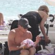 Lance Armstrong et sa femme Anna, ainsi que leurs enfants Max et Olivia, à la plage à Miami le 30 novembre 2010
