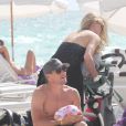 Lance Armstrong et sa femme Anna, ainsi que leurs enfants Max et Olivia, à la plage à Miami le 30 novembre 2010