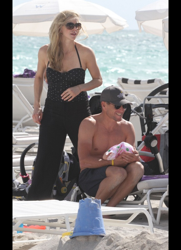Lance Armstrong et sa femme Anna, ainsi que leurs enfants Max et Olivia, à la plage à Miami le 30 novembre 2010
