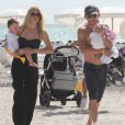 Lance Armstrong et sa femme Anna, ainsi que leurs enfants Max et Olivia, à la plage à Miami le 30 novembre 2010