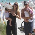 Lance Armstrong et sa femme Anna, ainsi que leurs enfants Max et Olivia, à la plage à Miami le 30 novembre 2010