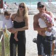 Lance Armstrong et sa femme Anna, ainsi que leurs enfants Max et Olivia, à la plage à Miami le 30 novembre 2010