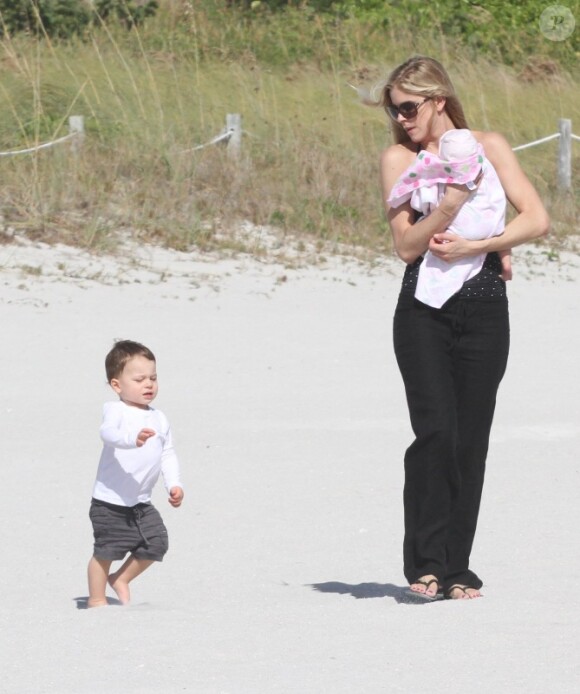 Lance Armstrong et sa femme Anna, ainsi que leurs enfants Max et Olivia, à la plage à Miami le 30 novembre 2010