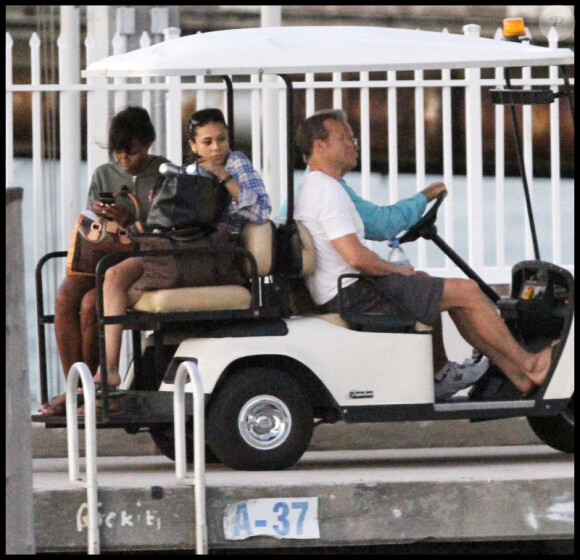 Naomi Campbell et Vladimir Doronin dans une petite voiture de golf à Miami le 28 novembre 2010