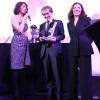 Caterina Murino remet un prix à Alain Prost en présence du commissaire priseur Emmanuelle Vidal-Delagneau lors du gala AfriCAN le 29 novembre 2010 à Paris