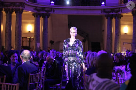 Iris Strubegger défilant avec une création de Xuly Bët lors du gala AfriCAN le 29 novembre 2010 à Paris