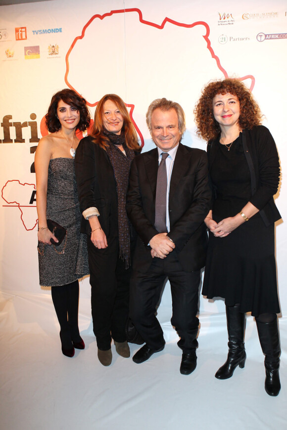 Caterina Murino, Caroline Laurent-Simon, Franz-Olivier Giesbert et Valérie Toranian lors du gala AfriCAN le 29 novembre 2010 à Paris