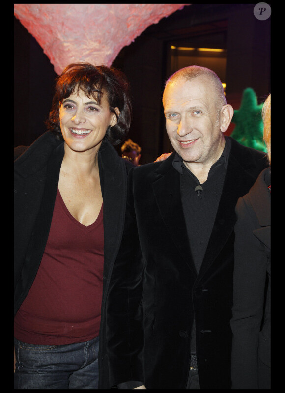 Inès de la Fressange et Jean-Paul Gaultier lors de la soirée Sapins de Noël des créateurs à l'Espace Vendôme à Paris le 1er décembre 2010