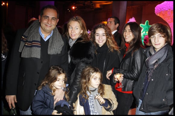 Laurent Fontaine entouré de sa belle famille lors de la soirée Sapins de Noël des créateurs à l'Espace Vendôme à Paris le 1er décembre 2010