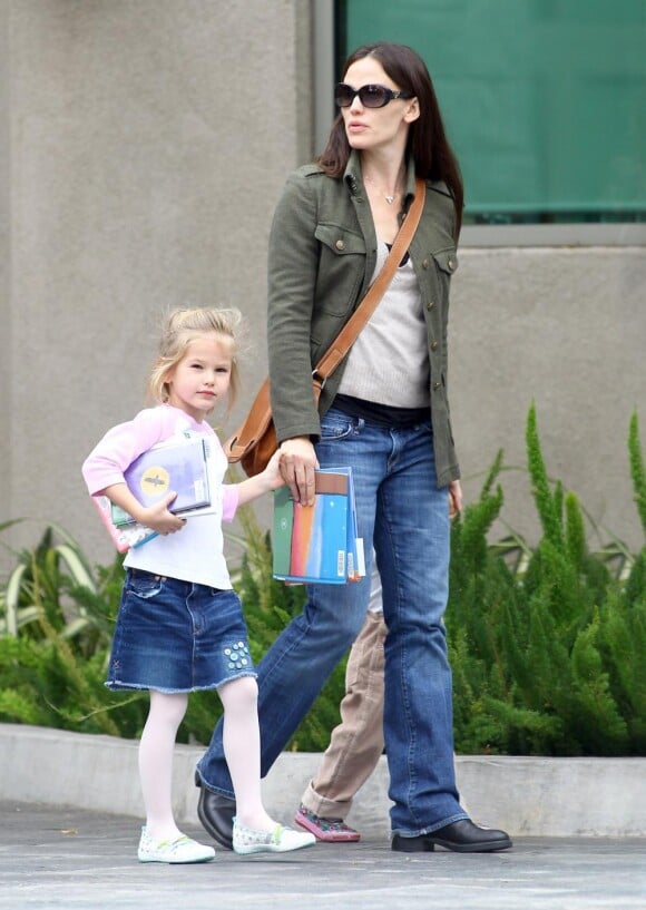 Jennifer Garner se balade aves ses filles Violet et Seraphina à Los Angeles, le 2 décembre 2010.