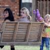 La famille Spears et Jason Trawick, petit ami de Britney, partagent un moment dans le jardin de la maison familiale de Kentwood, en Louisiane, jeudi 25 novembre.