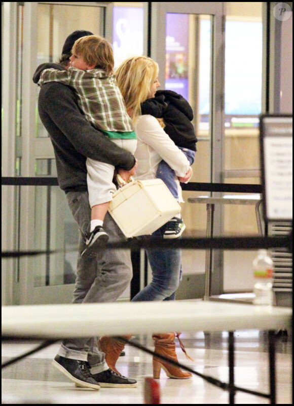 Britney Spears et Jason Trawick sont à l'aéroport de Louisiane, dimanche 28 novembre, pour rentrer à Los Angeles après leur séjour en famille pour Thanksgiving.