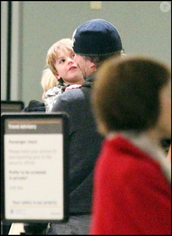 Britney Spears et Jason Trawick sont à l'aéroport de Louisiane, dimanche 28 novembre, pour rentrer à Los Angeles après leur séjour en famille pour Thanksgiving.