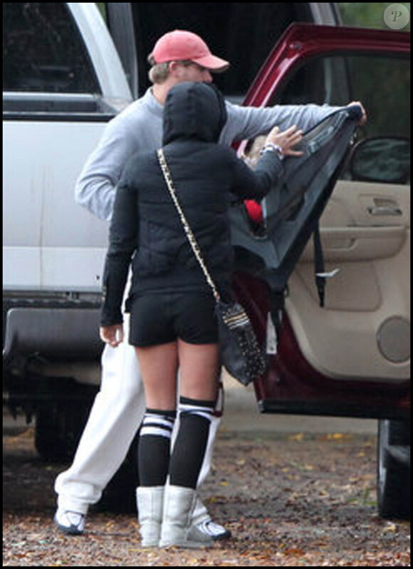 Jamie Spears fait une promenade dans Kentwood, en voiture, avec sa fille Jamie Lynn Spears, et sa petite-fille Maddie, 2 ans et demi, vendredi 26 novembre.