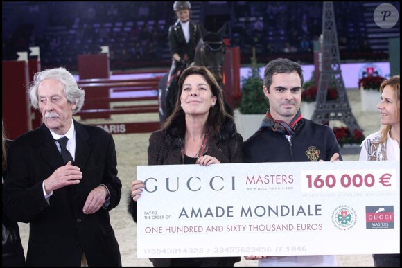 Samedi 4 décembre, le Gucci Masters 2010 a eu droit à un formidable spectacle, plein de fantaisie et d'humour. Charlotte Casiraghi en a été l'une des protagonistes ; sa mère Caroline de Hanovre a reçu un généreux chèque pour l'Amade.