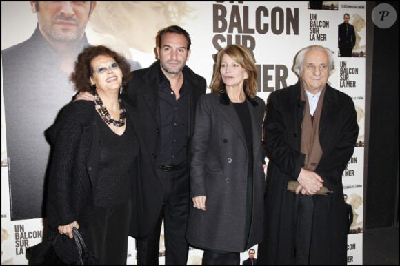Claudia Cardinale, Jean Dujardin, Nicole Garcia et Michel Aumont lors de l'avant-première d'Un balcon sur la mer à Paris le 6 décembre 2010