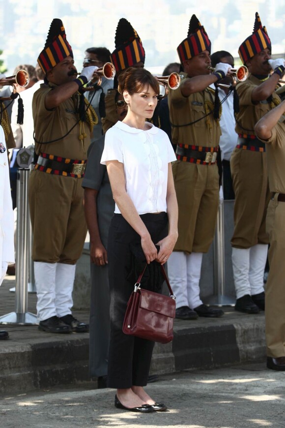 Carla Bruni en Inde, émue, lors d'un hommage rendu aux victimes des attentats de Bombay en 2008, le 7 décembre 2010.