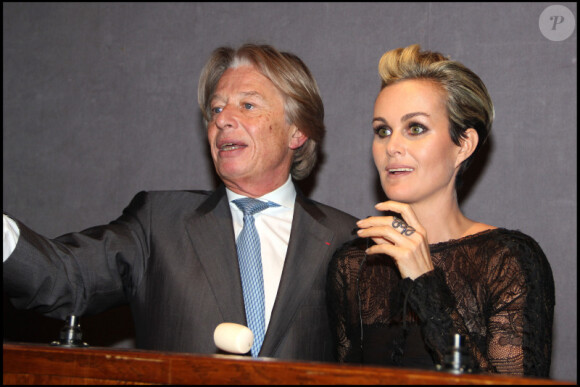 Laeticia Hallyday et Maître Georges Delletrez lors de la vente aux enchères des Frimousses le 7 décembre dans l'Hôtel des Ventes Drouot Montaigne à Paris 