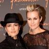 Salma Hayek et Laeticia Hallyday lors de la vente aux enchères des Frimousses le 7 décembre dans l'Hôtel des Ventes Drouot Montaigne à Paris