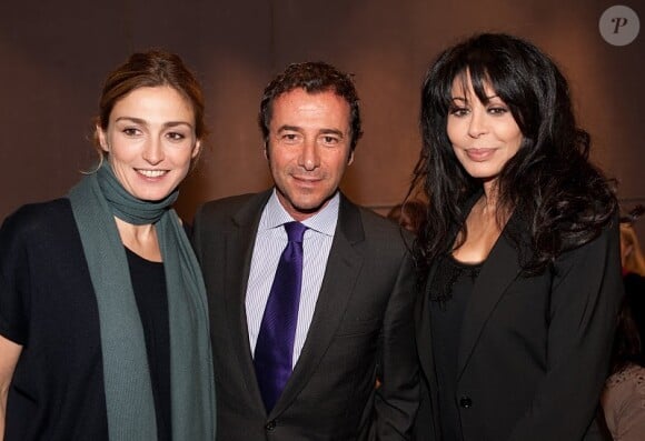 Julie Gayet, Bernard Montiel et Yamina Benguigui lors de la vente aux enchères des Frimousses le 7 décembre dans l'Hôtel des Ventes Drouot Montaigne à Paris
