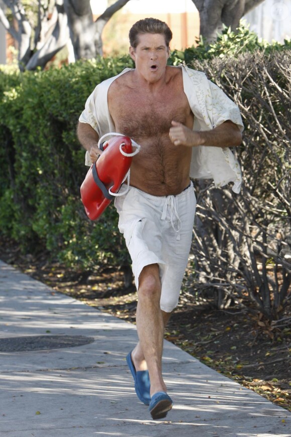 David Hasselhoff court dans les rues de Los Angeles, dans une parodie d'Alerte à Malibu