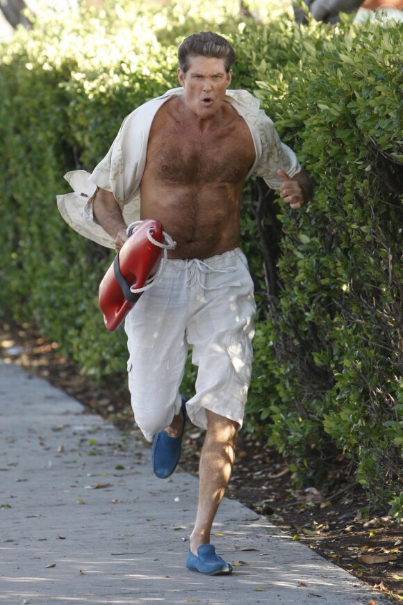 David Hasselhoff court dans les rues de Los Angeles, dans une parodie d'Alerte à Malibu