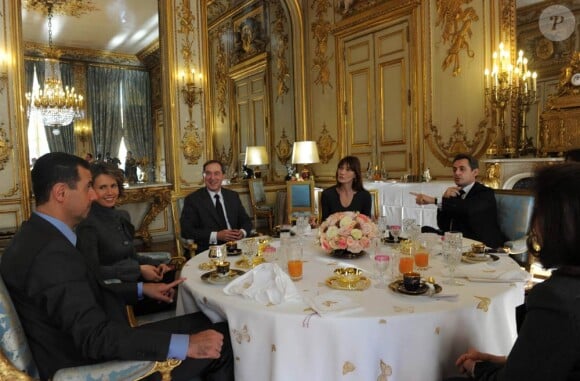 Carla Bruni et Nicolas Sarkozy déjeunent avec le président de la République arabe syrienne, Bachar el-Assad, et son épouse Asma. Claude Guéant est également convié. Le 9/12/2010