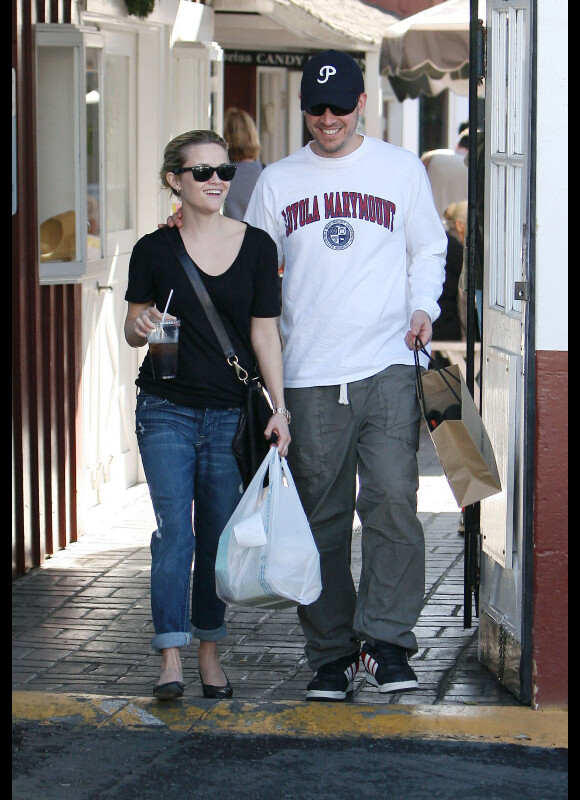 Reese Witherspoon et Jim Toth font du shopping dans Brentwood à Los Angeles le 11 décembre 2010 