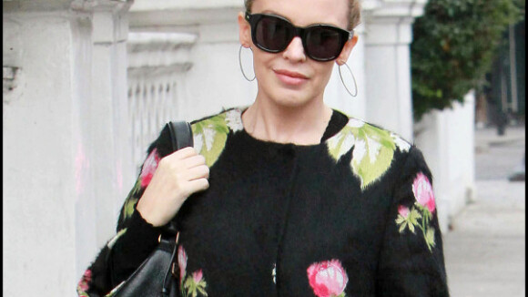 Quand Kylie Minogue confond manteau et bouquet de fleurs...