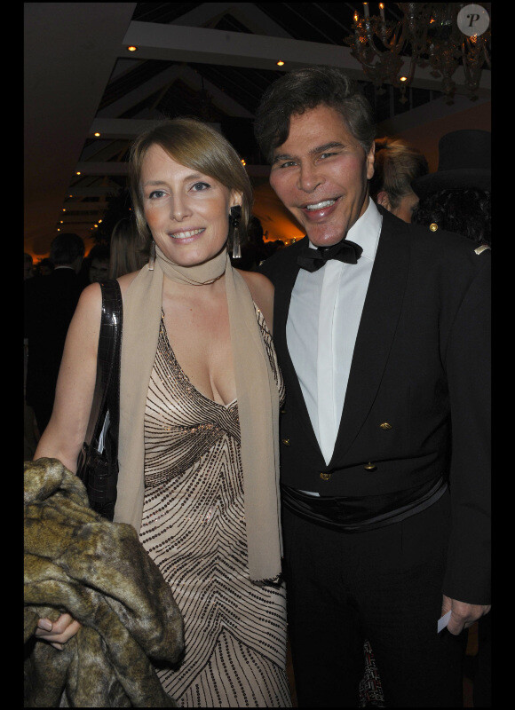 Grichka Bogdanoff et une amie lors de la 34e cérémonie des Best Awards le 13 décembre 2010 au salon Hoche à Paris