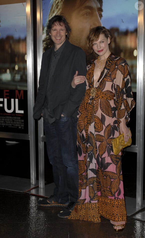 Paul W. S. Anderson et Milla Jovovich lors de l'avant-première de Biutiful à Los Angeles le 14 décembre 2010