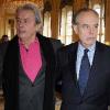 Remise de médailles au ministère de la Culture, à Paris le 15 décembre : Alain Delon et Frédéric Mitterrand