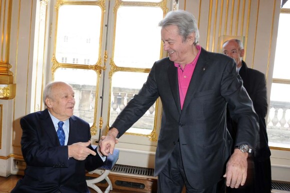 Remise de médailles au ministère de la Culture, à Paris le 15 décembre : Alain Delon et Claude Bolling