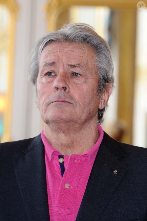 Remise de médailles au ministère de la Culture, à Paris le 15 décembre : Alain Delon