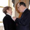 Remise de médailles au ministère de la Culture, à Paris le 15 décembre : Nicole Croisille et Frédéric Mitterrand