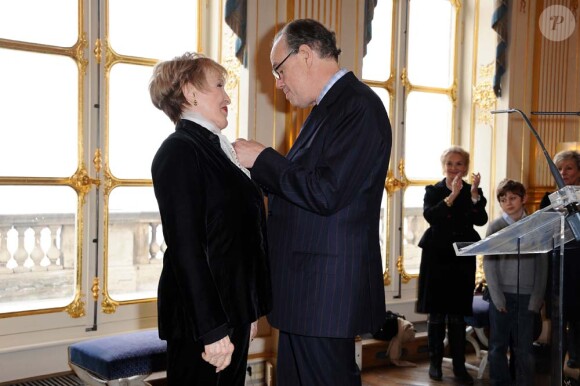 Remise de médailles au ministère de la Culture, à Paris le 15 décembre : Nicole Croisille et Frédéric Mitterrand