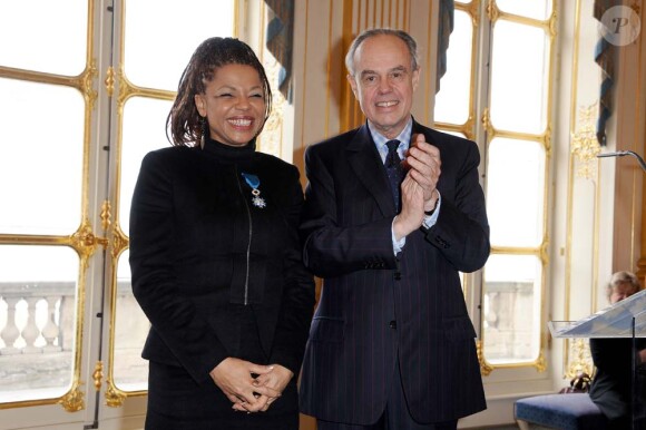 Remise de médailles au ministère de la Culture, à Paris le 15 décembre : Mina Agossi et Frédéric Mitterrand