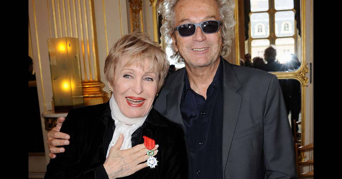Remise de médailles au ministère de la Culture, à Paris le 15 décembre Nicole Croisille et Luc Remise de médailles au ministère de la Culture, à Paris le 15 décembre Nicole Croisille et Luc