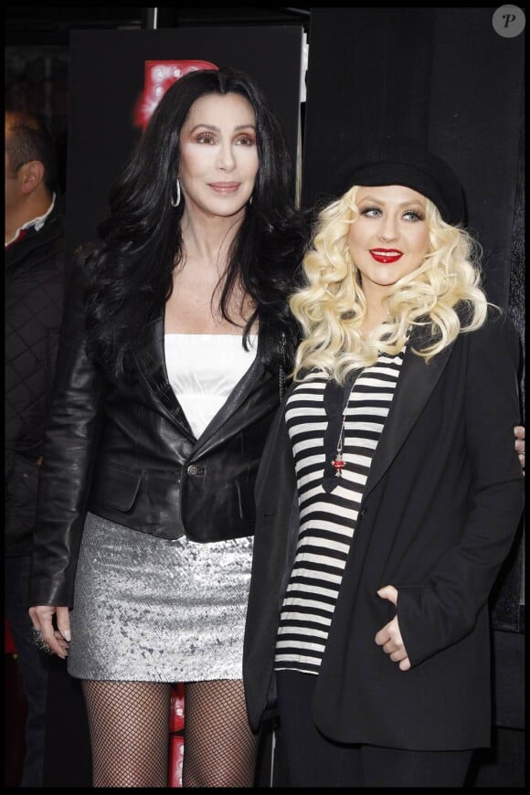 Cher et Christina Aguilera à l'occasion de la présentation de Burlesque, dans l'enceinte du Crazy Horse de Paris, le 15 décembre 2010.