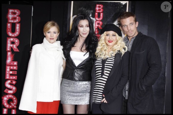 Kristen Bell, Cher, Christina Aguilera et Cam Gigandet à l'occasion de la présentation de Burlesque, dans l'enceinte du Crazy Horse de Paris, le 15 décembre 2010.