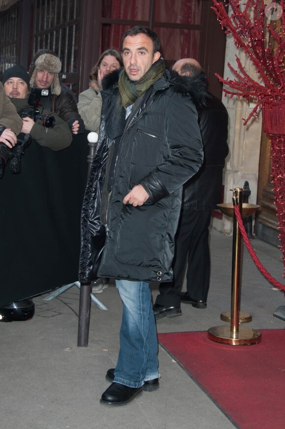 Nikos Aliagas à l'occasion de la présentation de Burlesque, dans l'enceinte du Crazy Horse de Paris, le 15 décembre 2010.