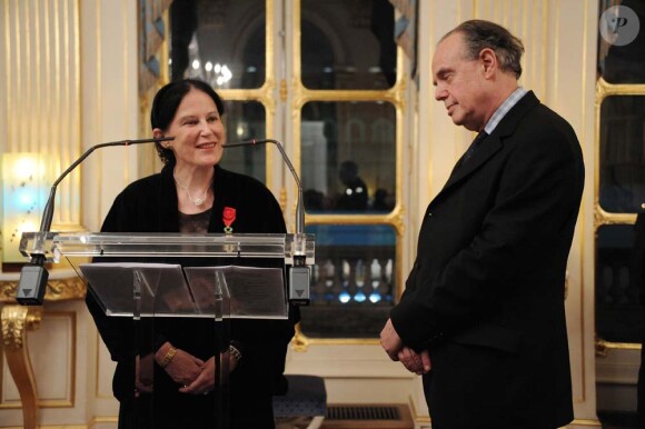 Remise de médailles au ministère de la culture, le 14 décembre 2010 à Paris : Irène Frain et Frédéric Mitterrand