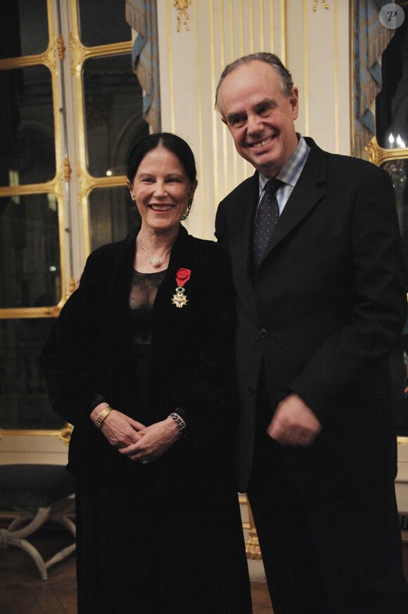 Remise de médailles au ministère de la culture, le 14 décembre 2010 à Paris : Irène Frain et Frédéric Mitterrand
