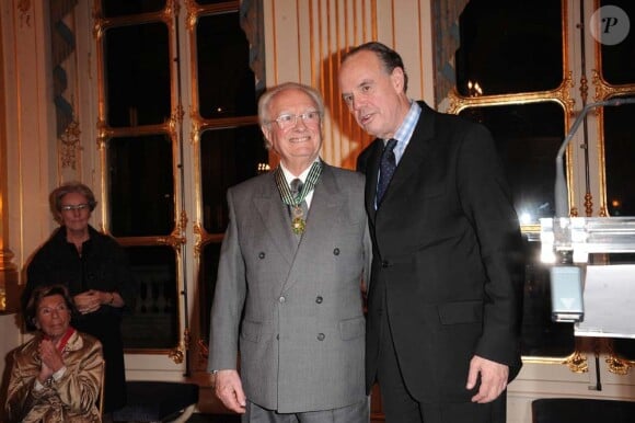 Remise de médailles au ministère de la culture, le 14 décembre 2010 à Paris : Maurice Denuzière et Frédéric Mitterrand