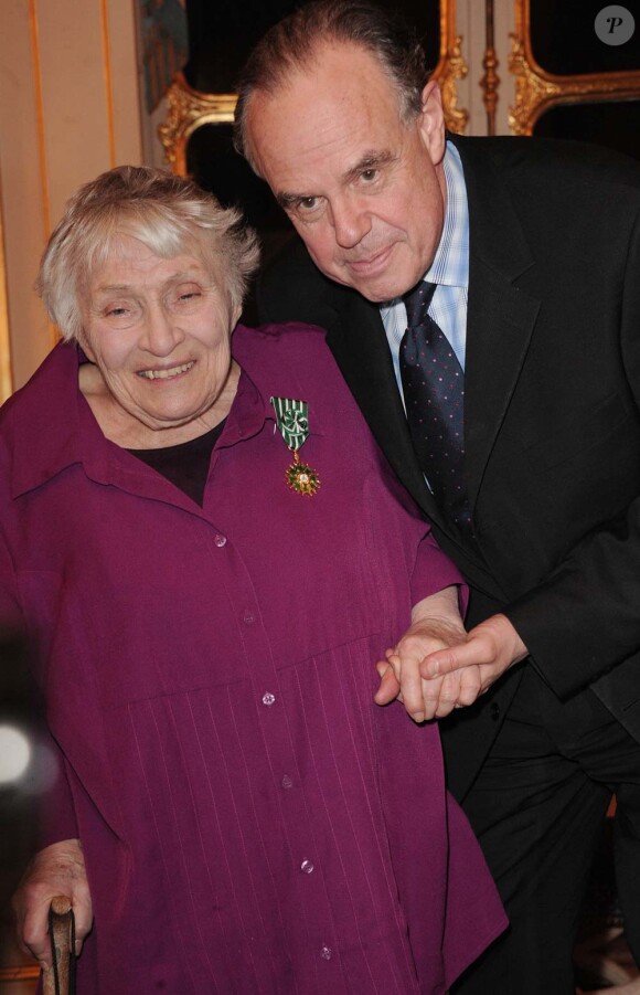 Remise de médailles au ministère de la culture, le 14 décembre 2010 à Paris : Anne Golon et Frédéric Mitterrand