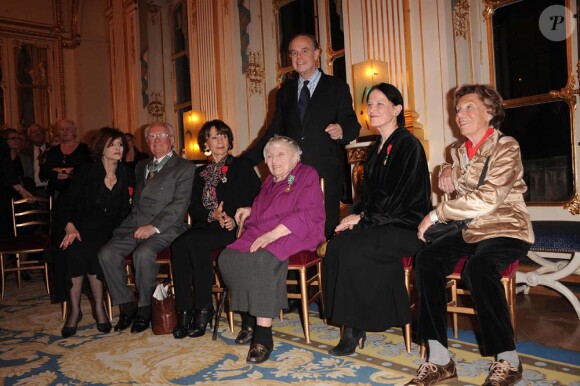 Remise de médailles au ministère de la culture, le 14 décembre 2010 à Paris : Benoîte Groult, Irène Frain, Vénus Khoury-Ghata, Anne Golon et Maurice Denuzière - et l'éditrice Nicole Lattès et Frédéric Mitterrand